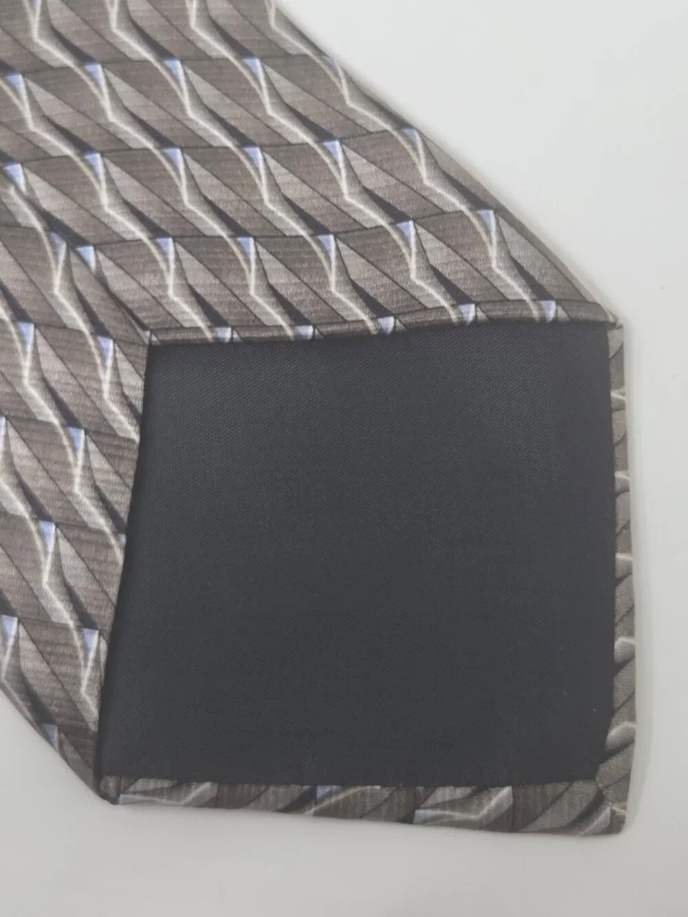 Gianfranco Ruffini Italy 100% Imported Silk Tie Gray Geometric Pattern 60 Inch